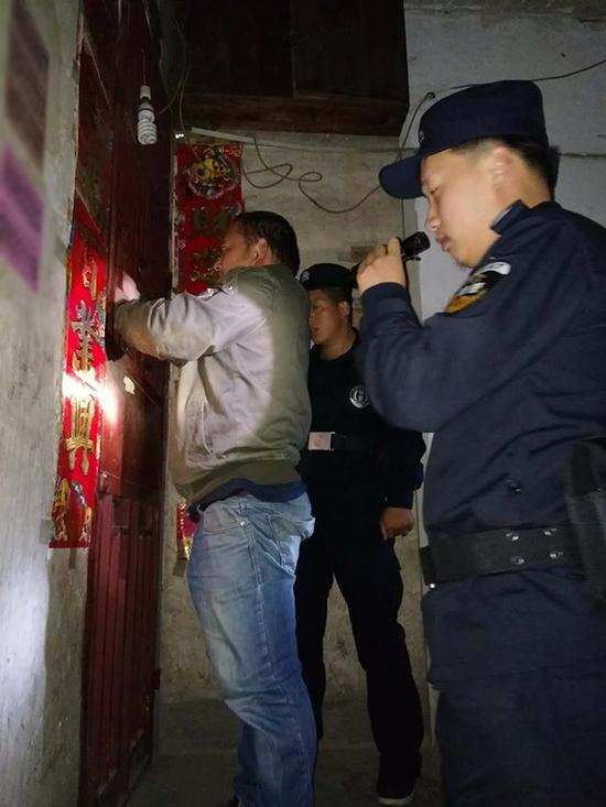 烟台粗心妈妈误将幼女锁家中 民警全城寻开锁师傅开门