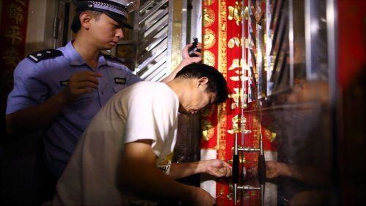 烟台请开锁师傅开了锁后，师傅为什么一般都不进门，就算主人请也不进去？